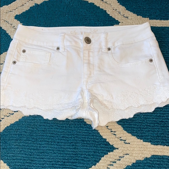 AEO WHITE FLORAL SHORTS